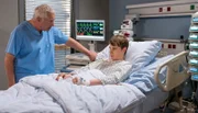 Fabian (Matti Schmidt-Schaller, r.) fühlt sich von seinem Vater bevormundet. Er möchte sich nicht mehr operieren lassen. Dr. Loosen (Robert Giggenbach, l.) spricht mit ihm.