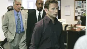 Fontana (Dennis Farina, li.) und Green (Jesse L. Martin, 2.v.li.) finden heraus, dass Eric (Mark Feuerstein) Kilgore beauftragt hat, die Bibel zu stehlen und zu zerreißen, um Barry dazu zu bewegen, dem Verkauf eines gewinnbringenden Gebäudes zuzustimmen...
