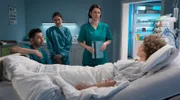 Prof. Dr. Maria Weber (Annett Renneberg, 2.v.re.) und Dr. Ilay Demir (Tan Caglar, li.) haben leider keine guten Nachrichten für Jella Themann (Karen Dahmen, re.). Sie benötigt eine Herzoperation und diese wird auch für ihre Beziehung zu Milena Kessler (Silvana Damm, 2.v.li.) nicht ohne Konsequenzen bleiben.