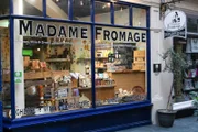 „Madame Fromage“ in Cardiff verkauft eine große Auswahl an europäischem Käse und serviert auf Bestellung zubereitete walisische Spezialitäten wie „Welsh Rarebit“.