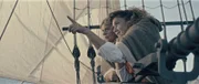 Die Frauen zeigen auf die Insel