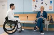 Dr, Ilay Demir (Tan Caglar) freut sich seine ehemalige Patientin Claudia Kössler (Saskia Vester) wiederzusehen. Doch Frau Kössler ist entgegen ihrem Naturell sehr zurückhaltend mit ihrer Freude.