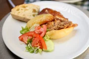 Eine Peka (Ascheglocke) braucht mindestens zwei Stunden zum Kochen und die saftigen Ergebnisse sind in dem Restaurant „Konoba Dubrava“ in Dubrovnik zu sehen.