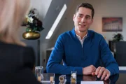 Ringo (Timothy Boldt) bekommt ein verführererisches Angebot von Patrizia (Miriam Lahnstein, Rückansicht).