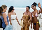 Moderatorin Wasiliki Goutziomitros trifft am Strand von Rio de Janeiro eine Gruppe von Schauspielerinnen der bekannten Telenovela "Araguaia".
