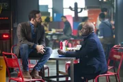 Sind beide überzeugt, dass der Falsche für den Mord an Mia Tanner im Gefängnis sitzt: Jeffrey Tanner (Jeremy Piven, l.) und Detective Tommy Cavanaugh (Richard T. Jones, r.) ...