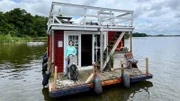 Anna auf ihrem Hausboot im Land der tausend Seen.