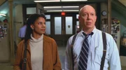 Captain Donald Cragen (Dann Florek) stellt seinem Team die Psychoanalytikerin Audrey Jackson (Audra McDonald) vor.