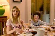 Fröhliches Abendessen in der Villa Kleist: Clara Hofer (Lisa-Marie Koroll, l.) und Paul Kleist (Julian König, r.)