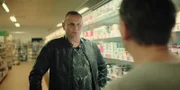 Im Supermarkt trifft Andi (Milan Peschel, r.) zufällig auf einen seiner ältesten Kumpel Manni (Devid Striesow, l.).