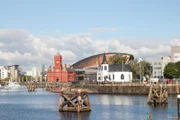 Die Uferpromenade an der Cardiff Bay ist ein Unterhaltungszentrum für die Stadt Cardiff in Wales.