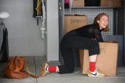 Ava (Hannah Einbinder) kehrt heimlich nach Los Angeles in ihre alte Wohnung zurück, um sich perfekt auf ein Bewerbungsgespräch vorzubereiten - ein Vorhaben, von dem ihre Vorgesetzte Deborah auf keinen Fall erfahren darf.