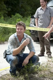 Als Jim (Matt Passmore) ein gelbes Beweisstück findet, kann er Wayne Balldinger alias Way N.E. Bey (Edward Furlong, r.) als Täter ausschließen und ahnt, wer Connie Simpson auf dem Gewissen hat.