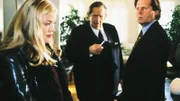 Der Notar (Georg Marischka, M.) stellt Dr. Stefan Frank (Sigmar Solbach, r.) bei der Testaments-Eröffnung seine Halbschwester Laura (Cecilia Kunz) vor. Sie erbt die Hälfte der Villa Frank...