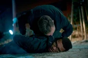 MARCO TIETZE (Robin Sondermann) drückt FELIX SYLLA (Chieloka Jairus) während der Krawallnacht zu Boden und droht ihm.