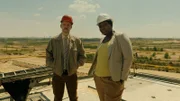 Horàk (Godehard Giese) und Frau Endmonda (Mercy Dorcas Otieno) sprechen über die Zukunft im Tagebau.