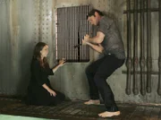Nachdem Sam (David Conrad, r.) Melinda (Jennifer Love Hewitt, l.) vor dem Ertrinken gerettet hat, macht seine Seele eine drastische Änderung durch ...