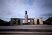 Sowjetisches Ehrenmal im Berliner Tiergarten. Es wurde direkt nach dem Zweiten Weltkrieg errichtet und soll an die 81.000 Sowjetsoldaten, die bei der Einnahme Berlins gefallen sind erinnern