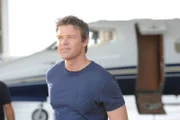 Jim (Matt Passmore) will sich in einem Flugzeughangar mit dem Ehemanns des Opfers treffen, um diesen zu befragen.