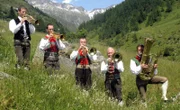 Die Weisenbläser der Südtiroler 6er Musig stimmen die „Königsanger-Weis“ an.