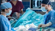 Dr. Moreau operiert mit Elly Winter noch einmal an der Hand von Paula Hoppe. V.l.n.r. Elly Winter (Juliane Fisch), Dr. Leyla Sherbaz (Sanam Afrashteh), Paula Hoppe (Inga Birkenfeld), Dr. Matteo Moreau (Mike Adler)