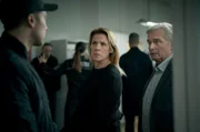 v.l.: MARCO TIETZE (Robin Sondermann), CATRIN KOGAN (Franziska Weisz) und HOLGER STÄDING (Horst Kotterba) besprechen sich im Haus des Jugendrechts.