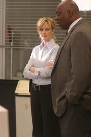 Jeffries (Thom Barry, r.) ist der Einzige, der einen Mord aus dem Jahr 1963 nie vergessen hat: Damals wurde ein junger Schwarzer getötet, und er entdeckte die Leiche. er spricht mit  Det. Lilly Rush (Kathryn Morris, l.) über das schreckliche Erlebnis ...