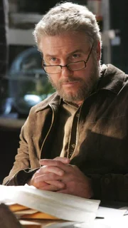 Grissom (William Petersen) kehrt ins Team zurück und macht seinen Leuten klar, dass Michael Keppler ebenfalls zum Kreis der Verdächtigen gehört. Deshalb schickt er alle Leute auf die Spur von Michael und der Zeugin Suzy...