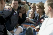 Search and Rescue ist das Motto der "Rettungsflieger": Doch das ist nicht immer leicht für Sanitäter Thomas (Ulrich Bähnk, 2.v.l.) und Notärztin Maren (Gerit Kling, 2.v.r.). Sie müssen den verwundeten Polizistenmörder (Martin Sukale, M.) vor der aufgebrachten Menge retten.