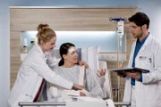 Nachdem während der Narkose ihr Blutzucker abgesackt ist, vermutet Dr. Ahrend bei Carolin Körner als Ursache Diabetis. Carolin sind in der Vergangenheit tatsächlich Symptome für Diabetis aufgefallen. Dr. Ahrend wird sie daraufhin untersuchen. V.l.n.r. Julia Berger (Mirka Pigulla), Carolin Koerner (Janina Flieger), Dr. Niklas Ahrend (Roy Peter Link).