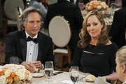 Adam (William Fichtner, l.); Bonnie (Allison Janney, r.)