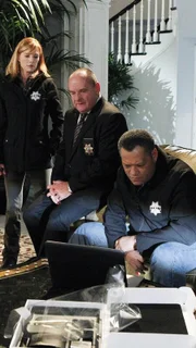 Wieder einmal ist der Schwerverbrecher Nate Haskell Catherine (Marg Helgenberger), Capt. Brass (Paul Guilfoyle) und Ray Langston (Laurence Fishburne) durch die Lappen gegangen.