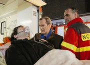 Die Manufaktur wurde Opfer eines Brandstifters. In den Flammen hat sich Max (Jost Pieper, l.) derart schwere Verletzungen zugezogen, dass sein Leben in Gefahr ist. Richard (Peter Zimmermann, M.) ahnt schon, wer hinter dem Anschlag steckt.
