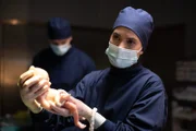 Auch für Dr. Charlotte Mohn (Katia Fellin, r.) ist so ein kleines Frühchen etwas Seltenes und geht auch ihr sehr nah. Nicht alle Frühchen, die sie in den letzten Jahren zur Welt gebracht hat, haben überlebt.