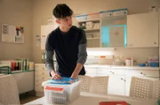 Richie May (Eloi Christ) versucht im Schwesternzimmer das Handy seines Kumpels zu finden.