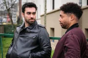 Baris (Metehan Demiröz, l.) gibt zu, dass es ihm unendlich schwergefallen ist, Cecilia von sich zu stoßen. Rechts Theo (Julius Dombrink)
