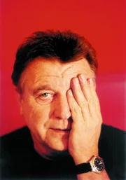 Zu Recht ausgezeichnet mit dem Österreichischen Kabarettpreis 2004 beweist Resetarits in seinem aktuellen Programm seine ungebrochene Fähigkeit, komplizierte Zusammenhänge auf einfachste Punkte zu bringen. So bezweifelt er das Aussterben des Neandertalers mit dem kleinen Kopf (?der fahrt immer hinter mir mit dem Auto?), bedauert das Ende des Safariparks Gänserndorf (wo Tierliebhaber Elefanten immer mit Schmalzbrot und Topfenstrudel artgerecht gefüttert haben) und berät das Justizministerium, nicht nur Gefängnisse im Ausland zu bauen, sondern Asylsuchende den Gesetzesbruch gleich in deren Heimatland zu begehen zu lassen. Begleitet wie stets von Robert Kastler am Klavier, Koautorin war seine Tochter Kathrin Resetarits. Im Bild: Lukas Resetarits.