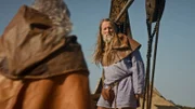 Der Wikingerkönig Ivarr (Bart Gozdur,l.) nähert sich dem Wikingernavigator Halfdan (Geir Magne Røvik,r.).
