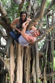 Jennifer (Taylor Cole) und Jim (Matt Passmore) haben sich auf der Flucht vor einem wilden Panther auf einen Baum gerettet und sitzen nun fest...