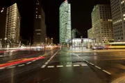 Potsdamer Platz, Berlin. Im Zweiten Weltkrieg wurde er zerstört, während des Kalten Krieges verlief die Mauer entlang des Platzes und machte ihn zum No Man’s Land. Der Großteil der Häuser, die heute den Platz säumen, wurde erst nach der Wiedervereinigung erbaut.
