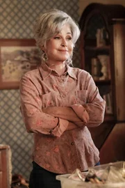 Annie Potts (Constance 'Meemaw' Tucker).