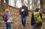 Die drei Freunde Kathrin, Roland und Martin haben es endlich geschafft, mal wieder ein gemeinsames Wochenende zu planen. Doch schon auf dem Hinweg sind Kathrin und Martin die ganze Zeit am Telefon. Roland bleibt nichts anderes übrig, als ein Handyverbot zu verhängen.