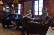 Die drei Freunde Kathrin Globisch (Andrea Kathrin Loewig, mi.) Roland Heilmann (Thomas Rühmann, li.) und Martin Stein (Bernhard Bettermann, re.) haben endlich mal wieder gemeinsame Zeit miteinander und vor allem für schöne Gespräche.