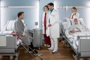 Als Dr. Ahrend und Elly Winter mit Alexander Scholz über seine Diagnose sprechen, wird der Mann in sein Zimmer geschoben, den Alexander schon auf dem Gang wiedererkannt hat. Zufällig heisst er auch Scholz, genau wie Alexander. V.l.n.r.: Alexander Scholz (Hauke Diekamp), Elly Winter (Juliane Fisch), Dr. Niklas Ahrend (Roy Peter Link), Julia Berger (Mirka Pigulla), Herbert Scholz (Thomas Meinhardt).