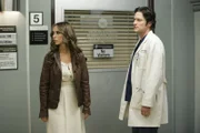 Melinda (Jennifer Love Hewitt, l.) wird vom Geist eines Mädchens heimgesucht, dessen Mutter im Koma liegt. Jim (David Conrad, r.) begleitet sie auf die Station.