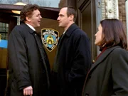 Es wurden einige Hoteleinbrüche verübt. Jetzt ist auch ein Mord geschehen, der vielleicht damit in Verbindung steht. Det. Stabler (Christopher Meloni, mi.) und Det. Benson (Mariska Hargitay, re.) holen sich die Unterlagen von dem zuständigen Revier. Natürlich ist der zuständige Detective (Rich Hebert, li.) nicht begeistert...