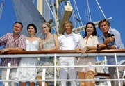 Kapitän Jensen (Horst Janson, 3.v.re.) und seine Passagiere: Das Ehepaar Moritz (Sigmar Solbach, re.) und Wilma Fink (Daniela Ziegler, 2.v.re.), die beiden Freundinnen Beate (Sanne Schnapp, 2.v.li.) und Luise (Dorothea Schenck) sowie der schüchterne Physiker Dr. Karl Becker (Martin Weinek).