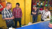 Nach elf Jahren wurde Familie Wolff der Pachtvertrag für ihre Bowlingbahn gekündigt. Nun müssen Martin, Ursula und Tochter Nadine in nur drei Monaten ihre komplette Existenz auflösen. Marco Heuberg (2.v.li.) hilft der Familie bei ihrem Neustart.