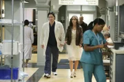 Nachdem Jim (David Conrad, l.) Melinda (Jennifer Love Hewitt, 3.v.l.) von einem seltsamen Vorfall im Krankenhaus erzählt hat, kommt sie auf seine Station.