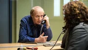 Bibi Fellner (Adele Neuhauser) besucht Heinzi (Simon Schwarz).